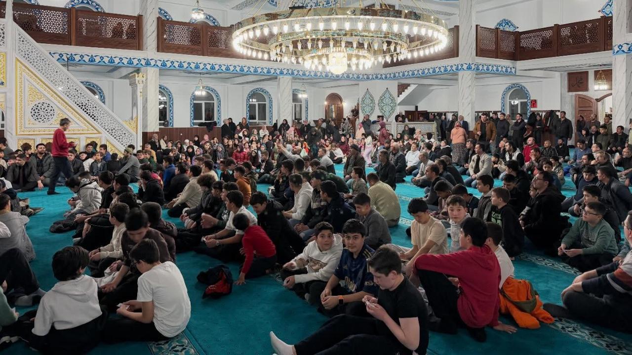Ramazan’ın Manevi Atmosferi 1000 Yakın Öğrenciyle Taçlandı
