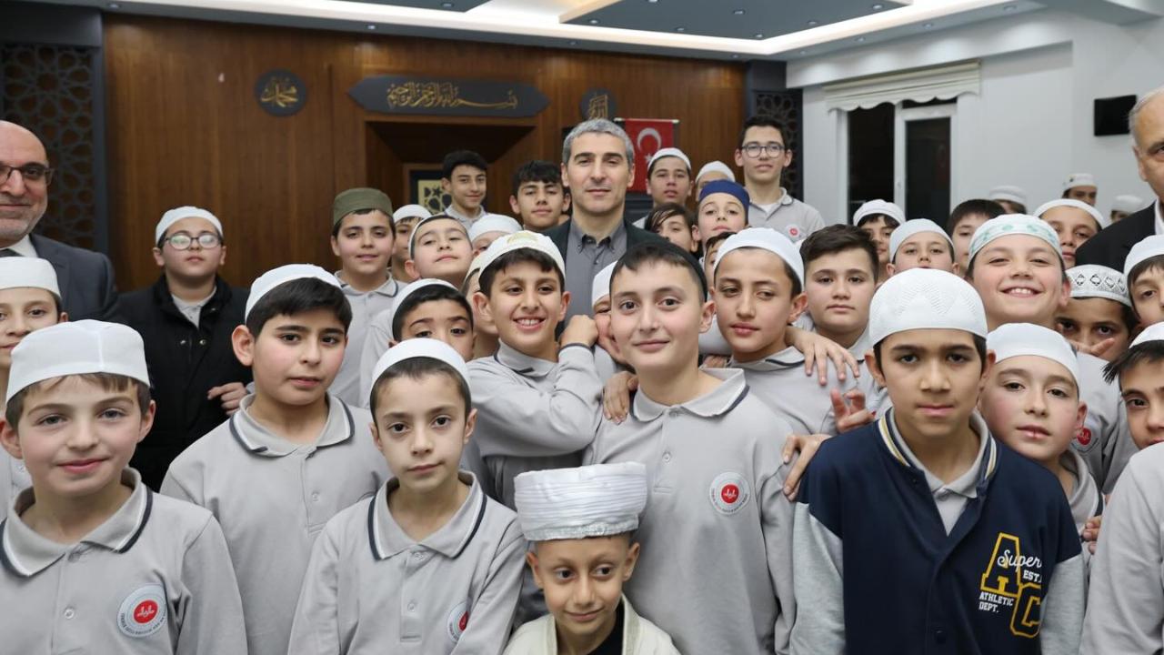 Vali Aktaş, Erkmen Yatılı Kur’an Kursu’nda Hafızlık Öğrencileriyle İftarda Buluştu