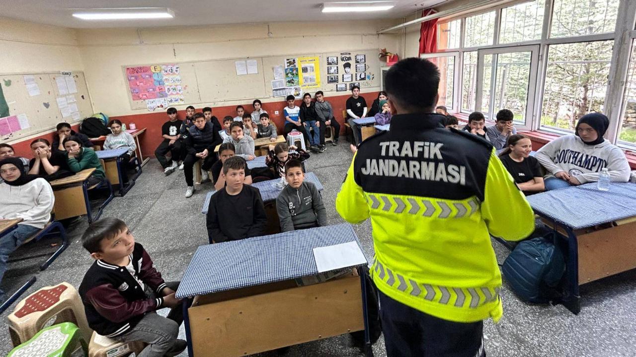 Afyon’da Üç İlçede 437 Öğrenci ve 265 Vatandaşa Trafik Eğitimi Verildi