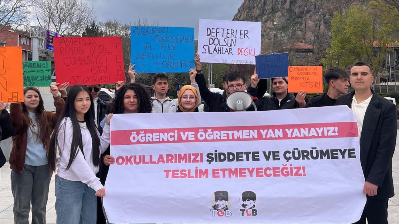 TLB’li Öğrencilerden Zafer Meydanı’nda Açıklama: “Okulları Şiddete Teslim Etmeyeceğiz”