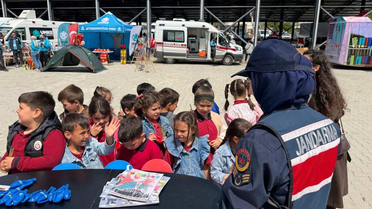 Afyon Jandarması Çocuklara Unutulmaz Gün Yaşattı