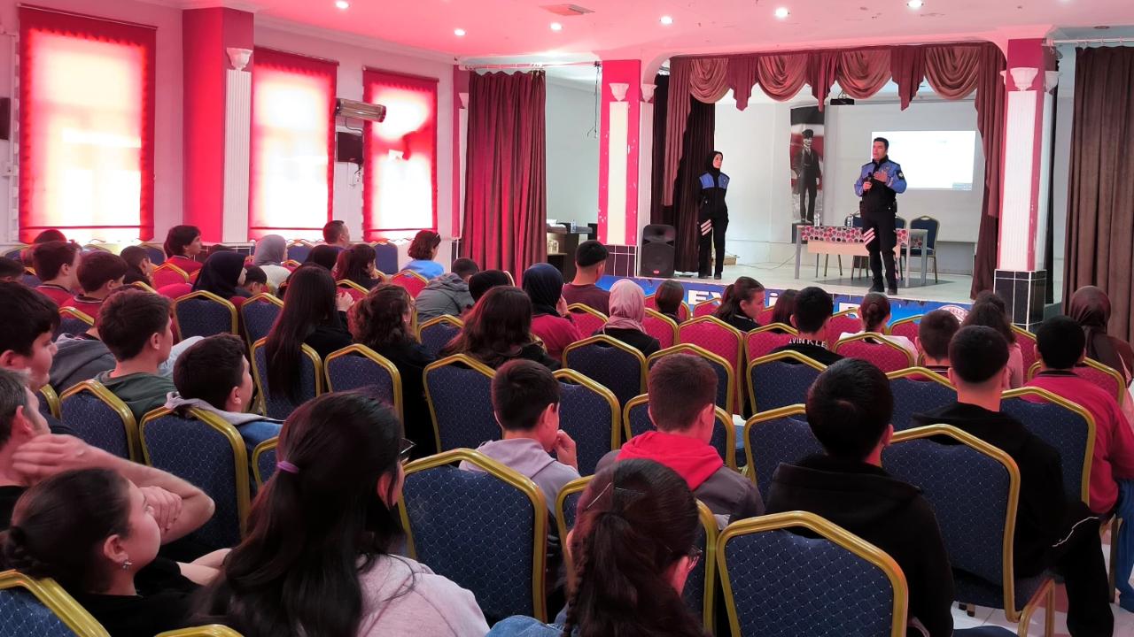 Afyon’da 265 Öğrenciye Polislik, Trafik ve Güvenli İnternet Eğitimi Verildi