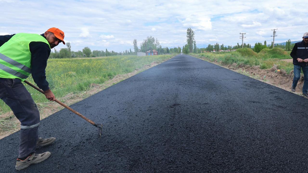 Afyon’da İlçeye Bağlayan O Belde Yolu Sıcak Asfaltla Buluşuyor