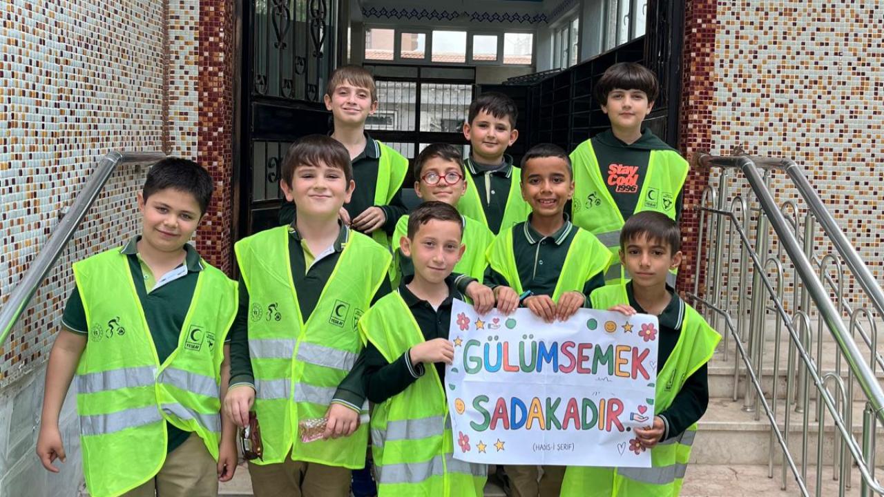 Afyon’da Minik Öğrenciler “Gülümsemek Sadakadır” Projesiyle Yüzleri Güldürdü