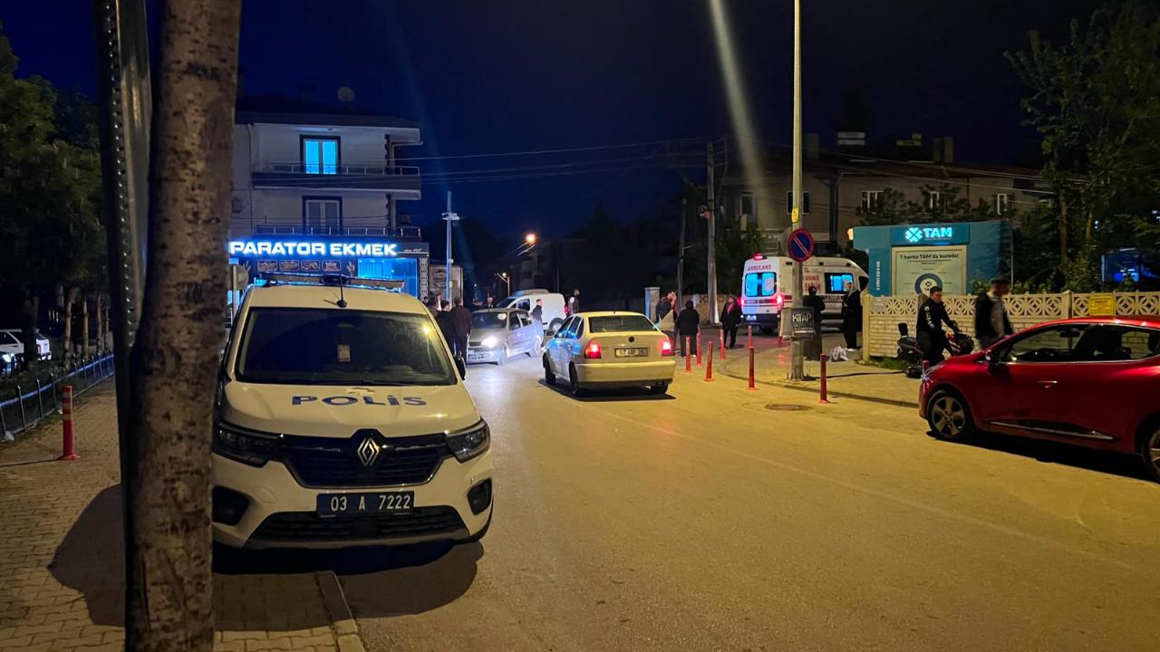 Afyon’da Motosiklet Kuryesi ile Otomobil Çarpıştı