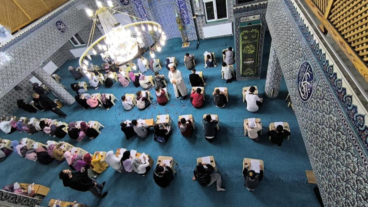 Afyon’daki Bu Camide Her Hafta Yüzlerce Çocuk ve Aile Bir Araya Geliyor
