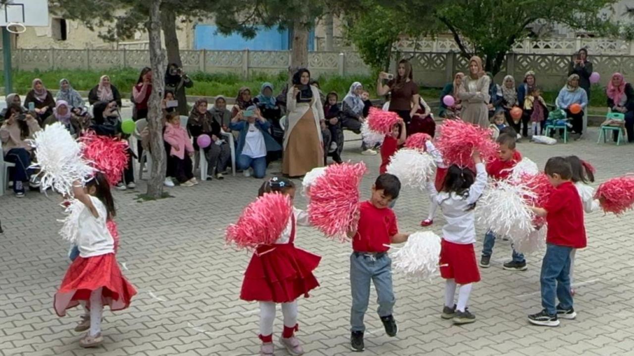Afyon’daki Köy Okulunda Çocukların Neşesi Yüzleri Güldürdü