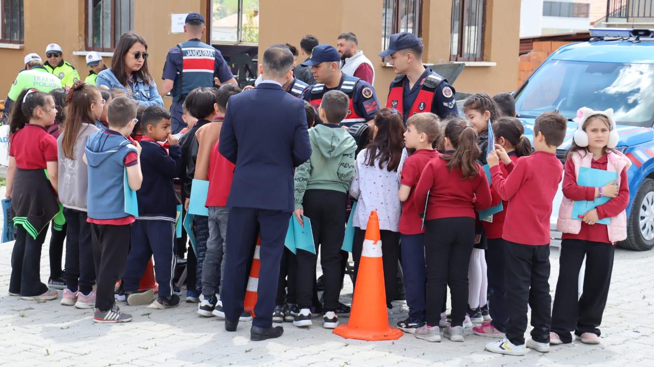 Hocalar’da Gençlik Haftası Coşkusu: 700 Öğrenci ve Vatandaş Festivalde Buluştu