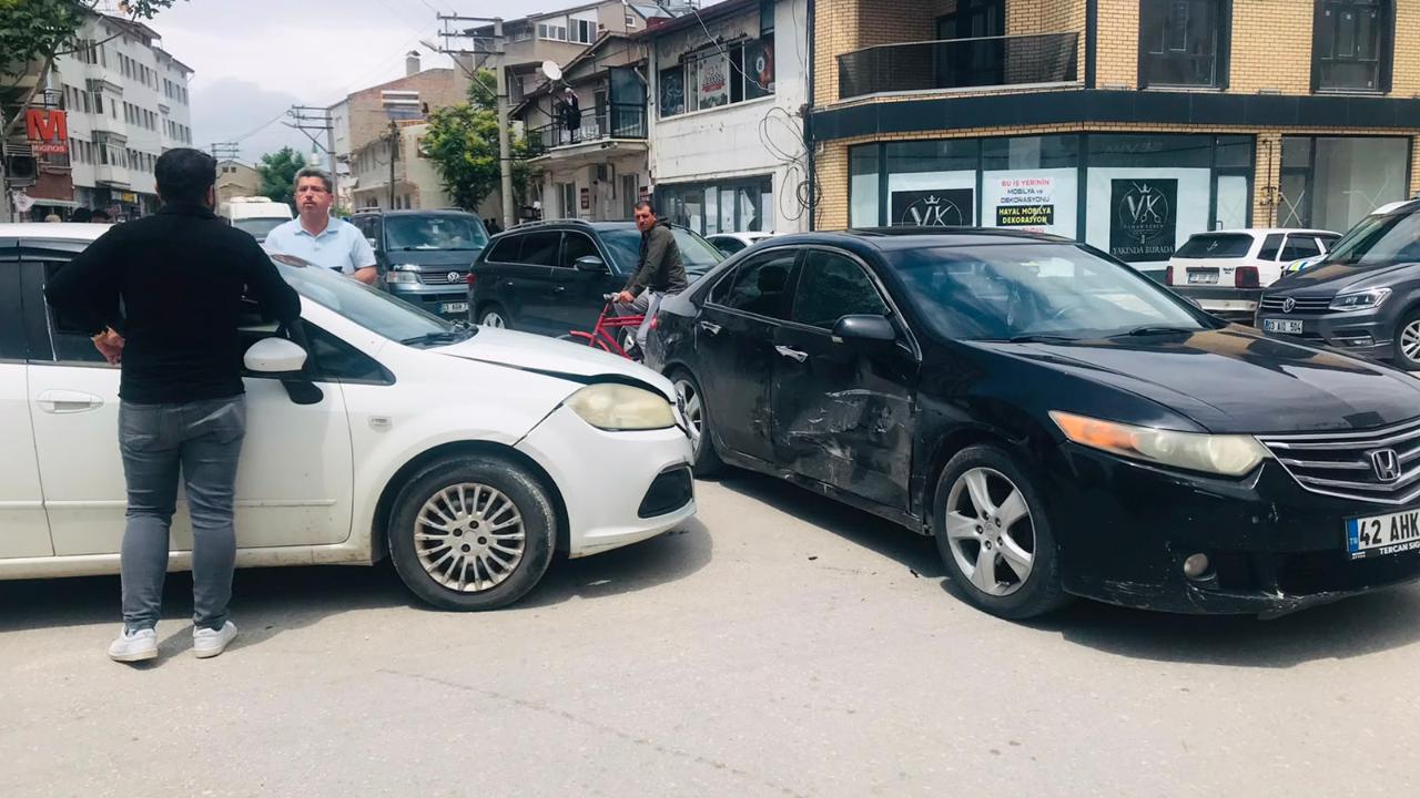 Afyon Bolvadin'de Kontrolsüz Kavşak Yine Kaza Getirdi: Vatandaş Çözüm Bekliyor