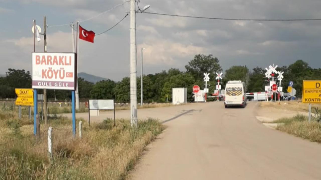 Afyon Evciler'de Baraklı Köylüleri İsyan Etti: "Yol Çizgileri ve İkaz Lambası Hâlâ Yapılmadı"