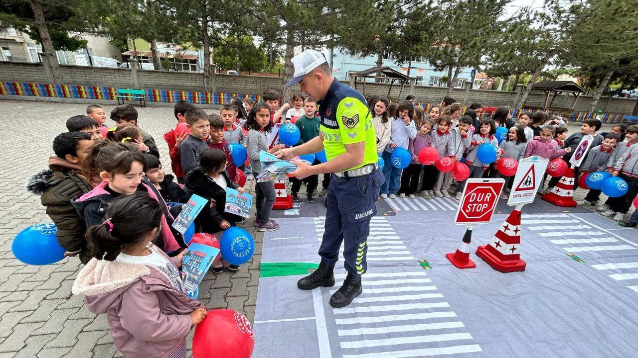 Afyon Jandarması’ndan 6 İlçede Trafik Seferberliği: Yüzlerce Kişi Bilgilendirildi