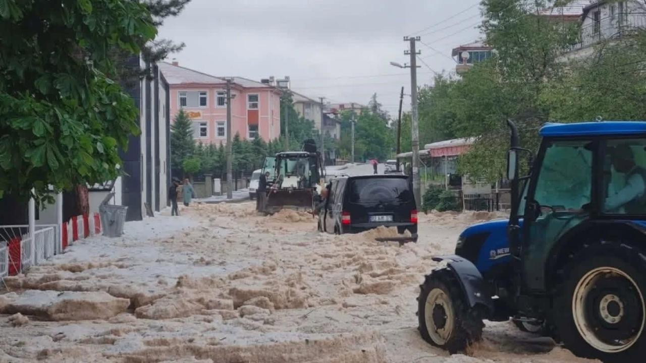 Afyon'da Dolu Felaketi: Yollar Beyaza Büründü, Tarım Arazileri Büyük Zarar Gördü