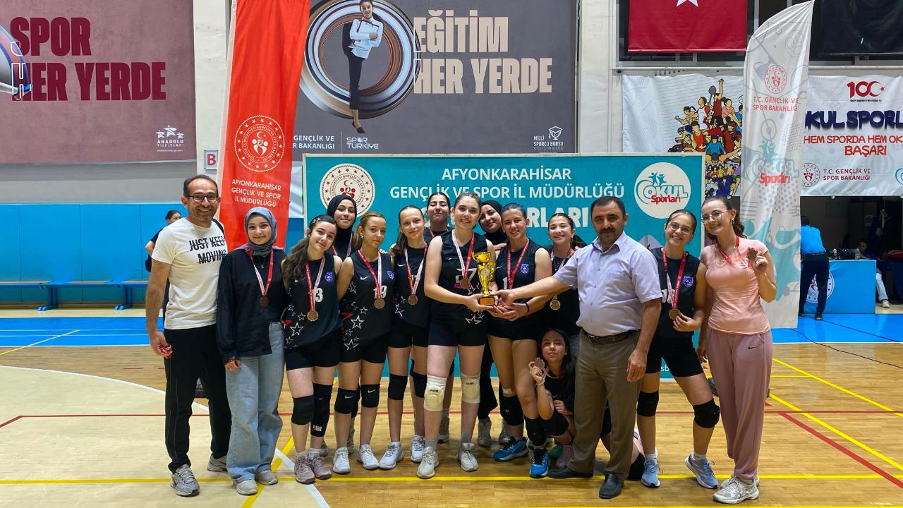 Afyon'da Genç Sultanlar Sahne Aldı: Voleybolun Şampiyonu Belli Oldu