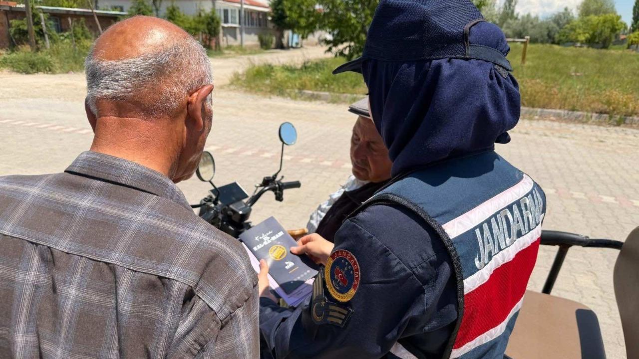 Afyon'da Jandarma Kadına Şiddete Karşı Sahaya İndi! 282 Vatandaşa KADES ve Farkındalık Eğitimi Verildi