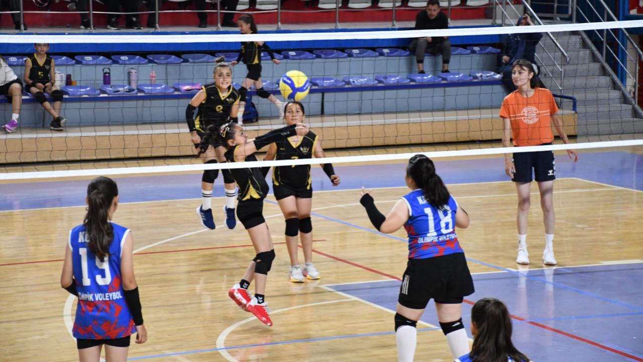 Afyon’da Mini Kızlar Voleybolda Şampiyon Belli Oldu