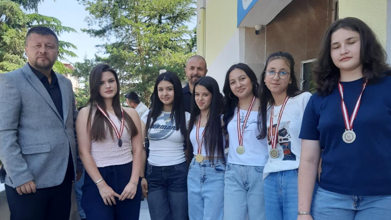 Afyon’da Öğrencilerin Başarısı Madalyayla Taçlandı