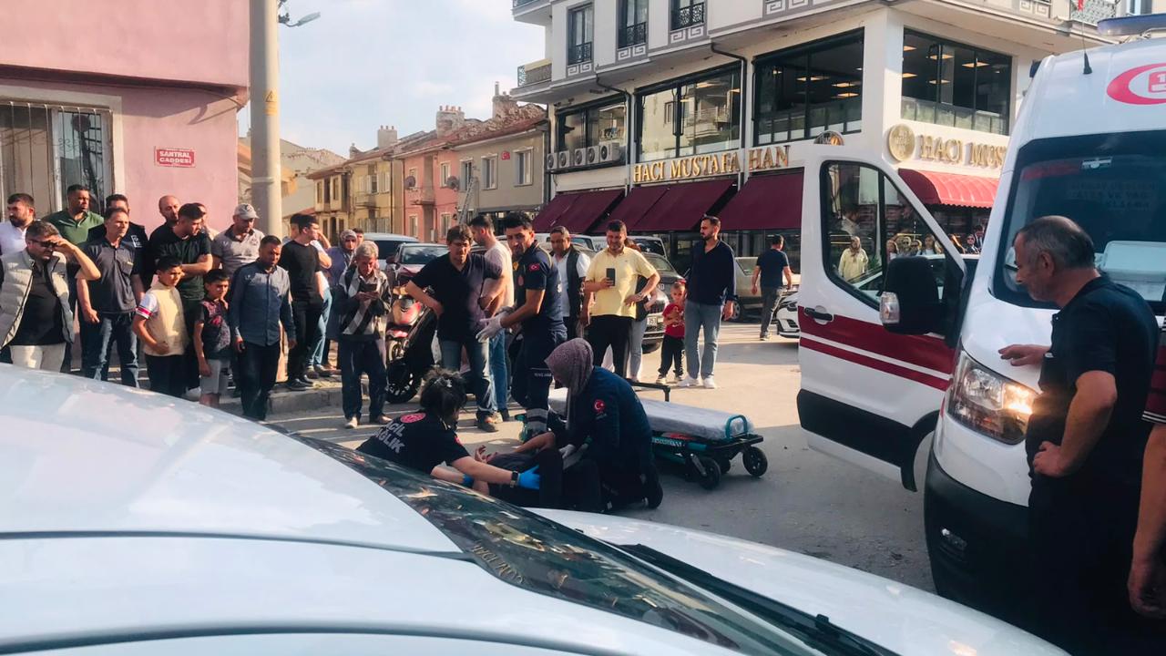 Afyon'da Otomobil ile Motosiklet Çarpıştı: Yaralılar Var