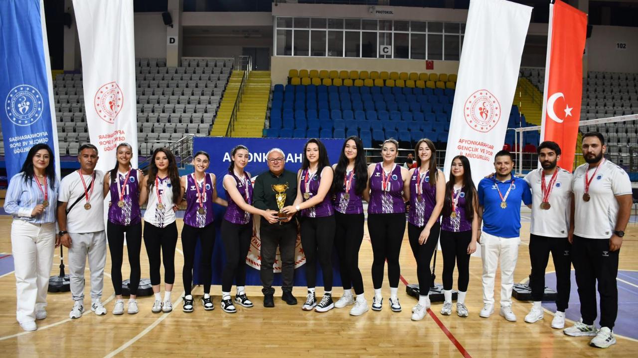Afyonkarahisar'da Büyük Kadınlar Voleybol Müsabakalarında Kupa ve Madalyalar Sahiplerini Buldu