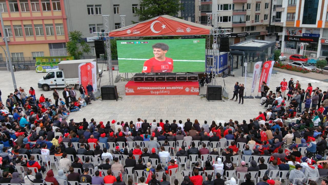 Afyonkarahisar'da Gençler ve Vatandaşlar Milli Maç Heyecanında Buluştu