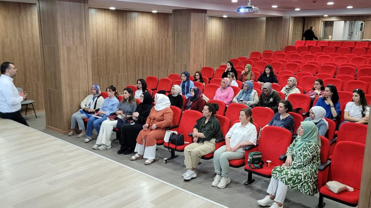 Afyonkarahisar'da "Her Gebeye Bir Ebe" Projesi Başarıyla Sürdürülüyor