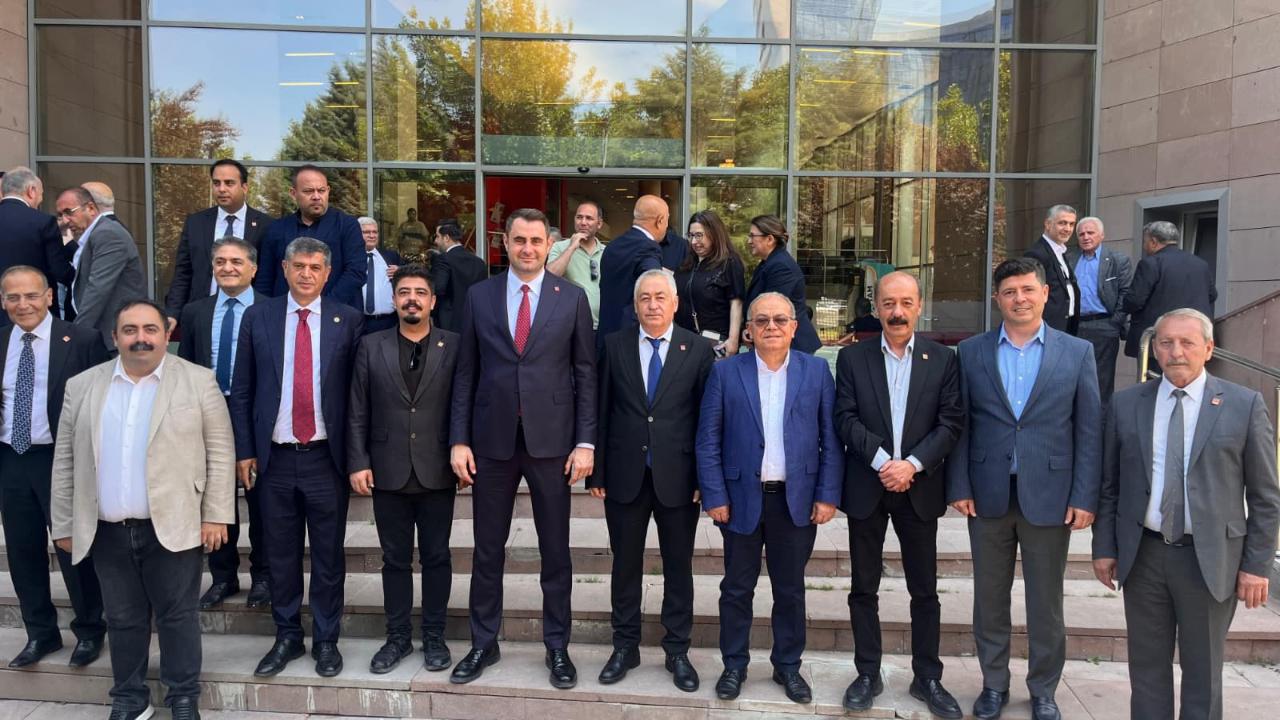 CHP'li Karadeniz'den Kurultay Çağrısı: "Genel Başkanımız Özgür Özel'in Yanındayız"
