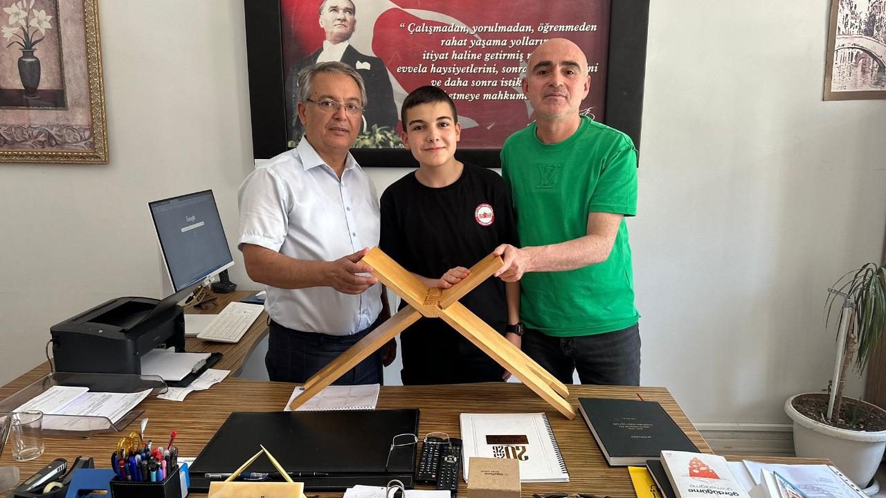 Kur'an-ı Kerim Yarışması Birincisine Afyonlu Ustadan El Emeği Rahle