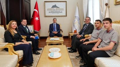 Vali Aktaş'tan Gençlere Final Yolunda Destek: "Türkiye Entelektüel Oyunları'nda İl Birincisi Oldular"