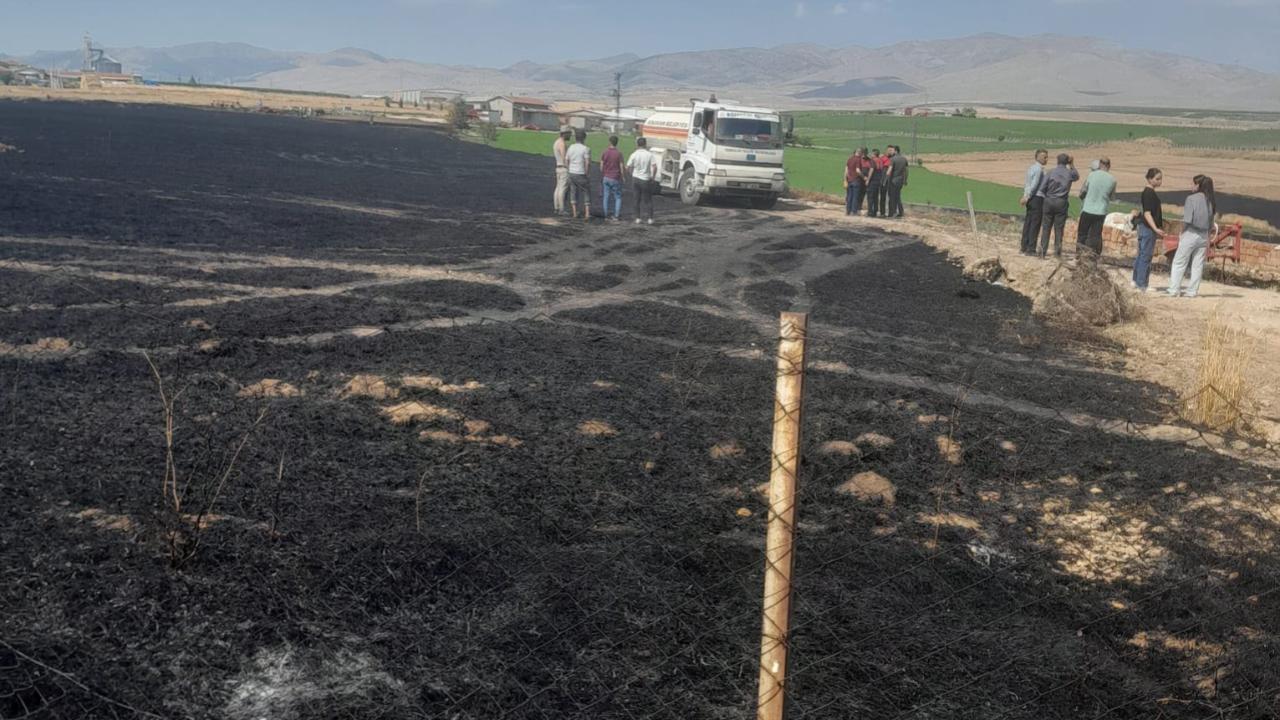 Afyon'da Ekin Yangını: 45 Dekarlık Buğday Tarlası Kül Oldu