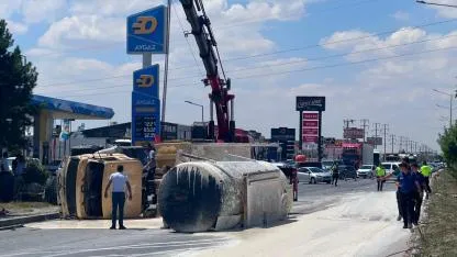 Afyon'da Tanker Devrildi: Yola Dökülen Sıvı Trafiği Kilitledi