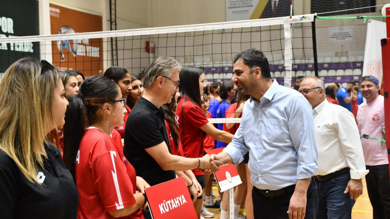ANALİG Voleybol 1. Etap 2. Grup Müsabakaları Afyonkarahisar'da Başladı