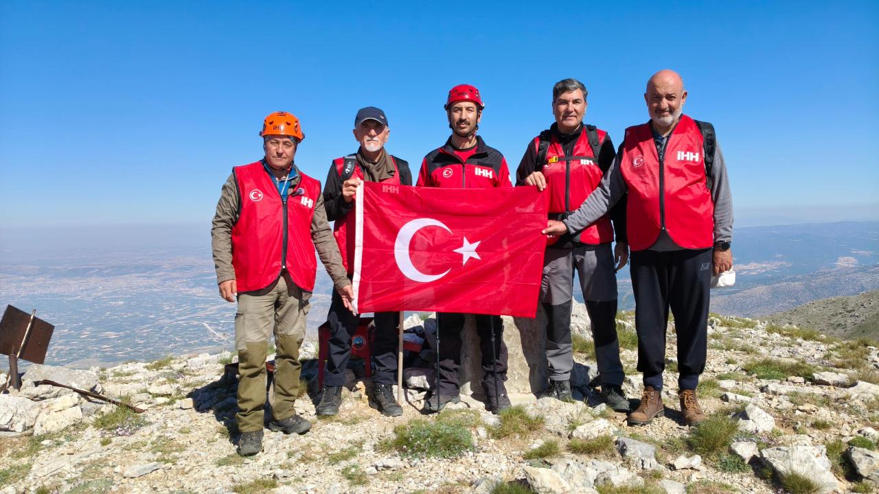 İHH Afyonkarahisar Ekibi 15 Temmuz Şehitleri İçin Zirveye Çıktı