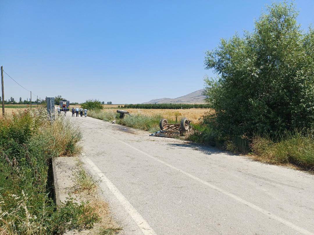Afyon'da Traktör Kazası: Karamık Köyü Yolunda 2 Kişi Yaralandı