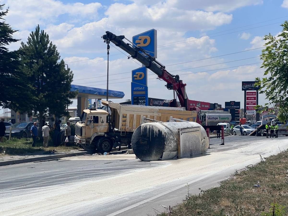 Afyon'da Tanker Devrildi: Yola Dökülen Sıvı Trafiği Kilitledi