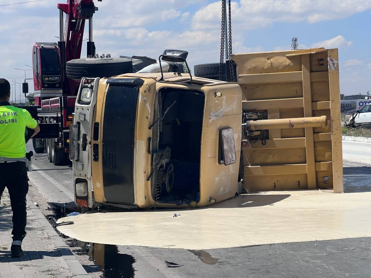 Afyon'da Tanker Devrildi: Yola Dökülen Sıvı Trafiği Kilitledi