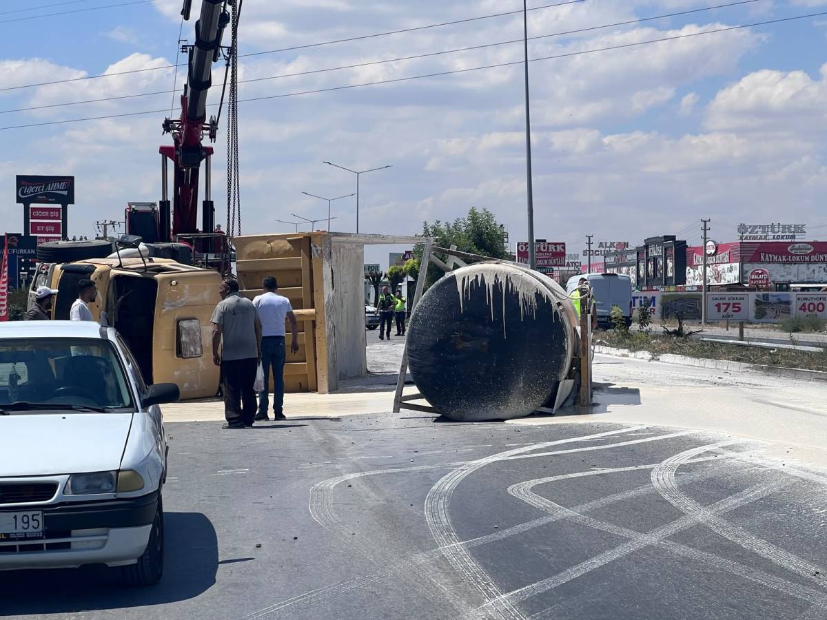 Afyon'da Tanker Devrildi: Yola Dökülen Sıvı Trafiği Kilitledi