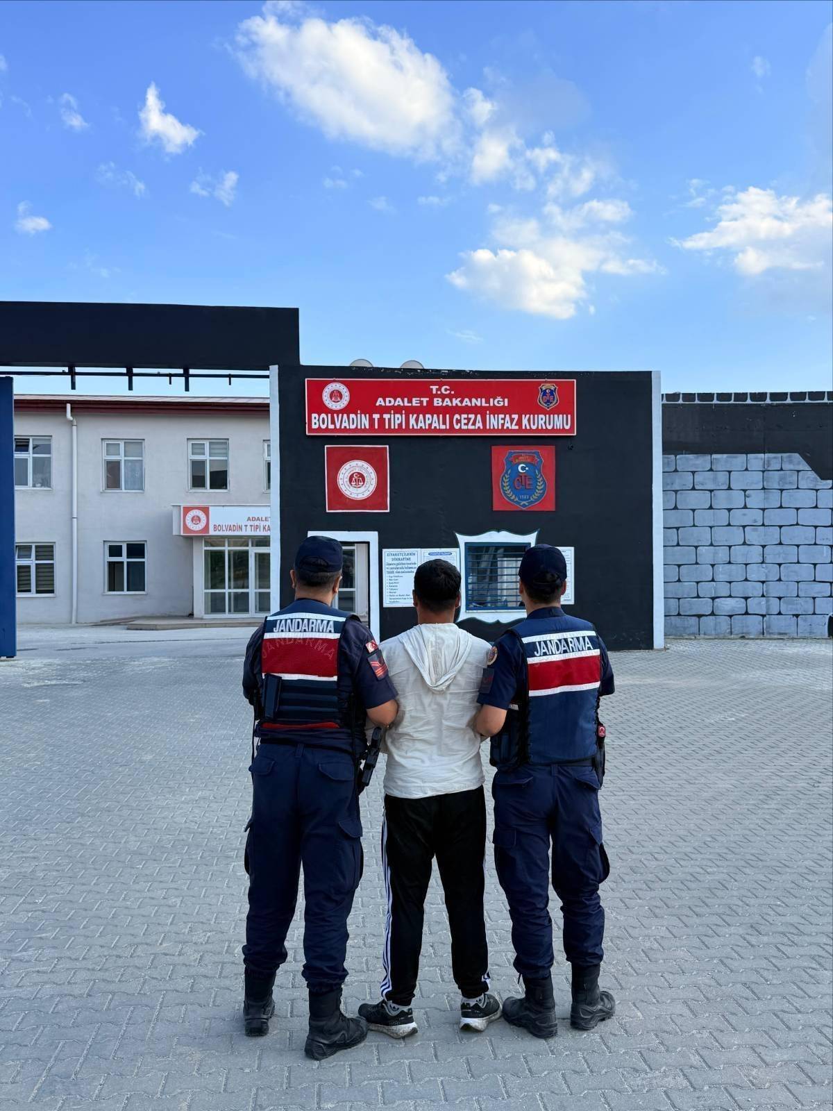 Afyon Jandarması'ndan Büyük Operasyon: Katilden Dolandırıcıya, Hırsızdan Kaçakçıya 46 Firari Yakalandı