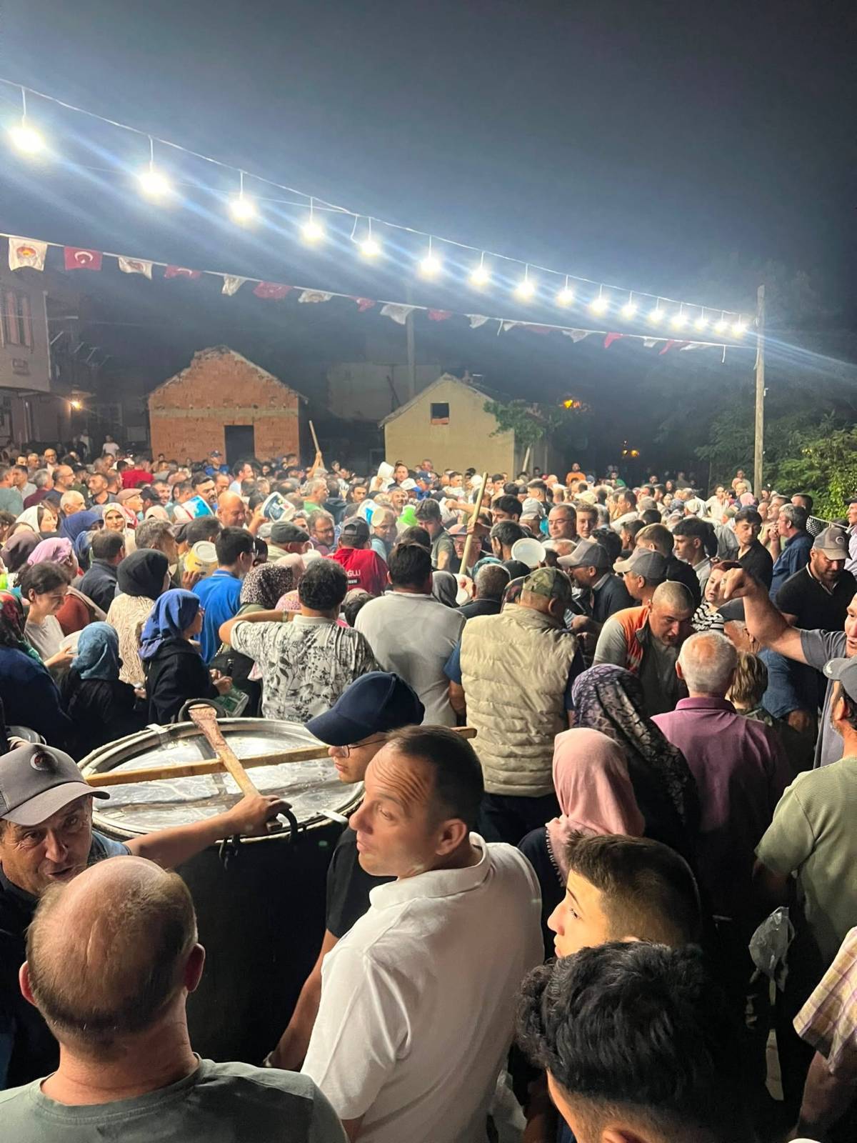 Çay'da Birlik ve Bereket Sofrası Kuruldu: Mansuroğlu Yusuf Sinan Baba Türbesi'nde Aşure Geleneği Yaşatıldı