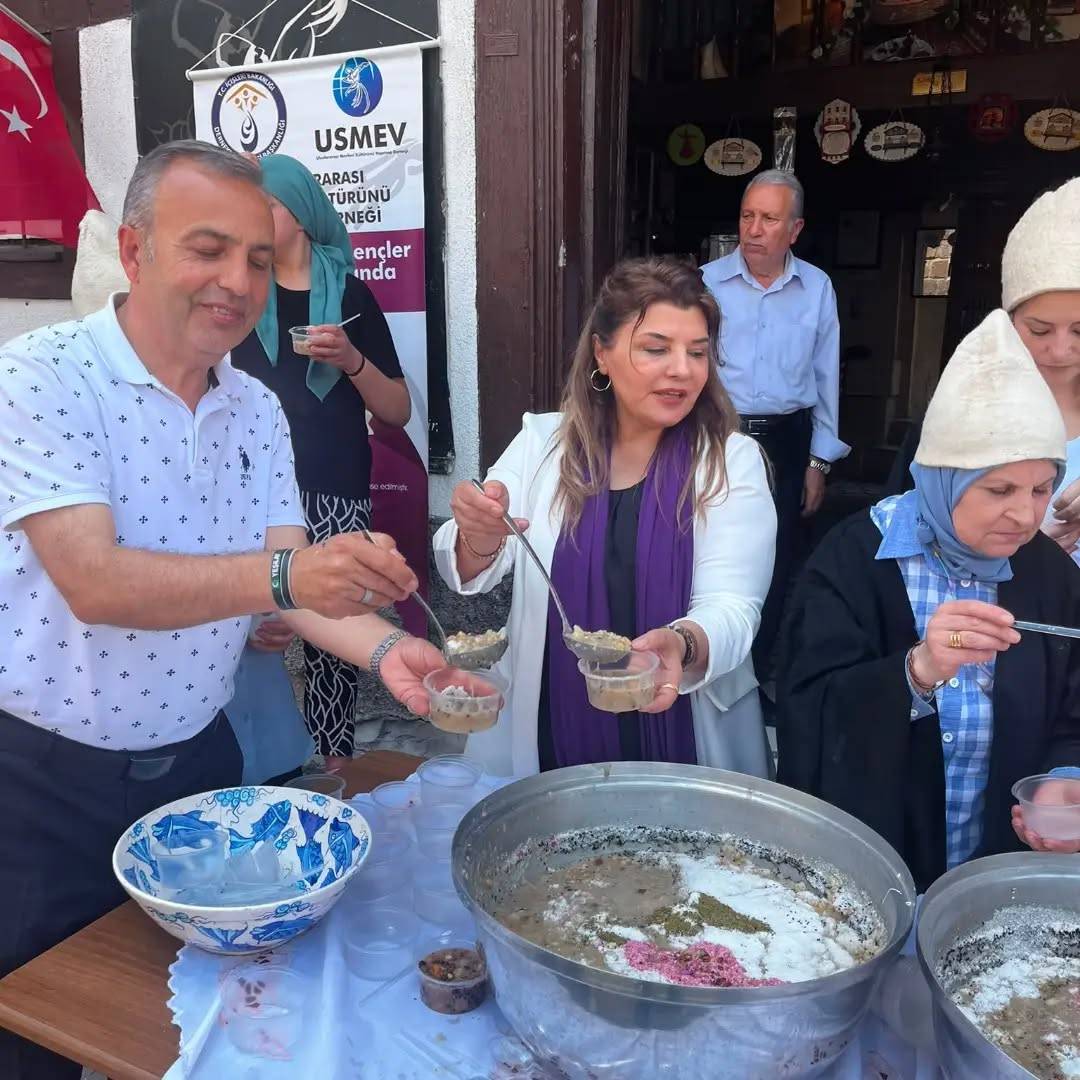 17 Yıllık Gelenek Yaşatıldı: 40 Hatimli Aşure Vatandaşlarla Buluştu