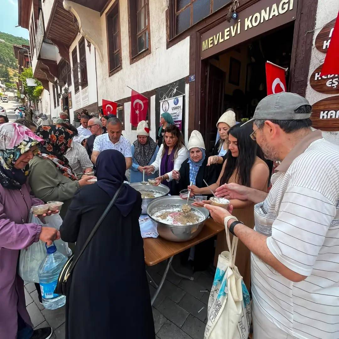 17 Yıllık Gelenek Yaşatıldı: 40 Hatimli Aşure Vatandaşlarla Buluştu