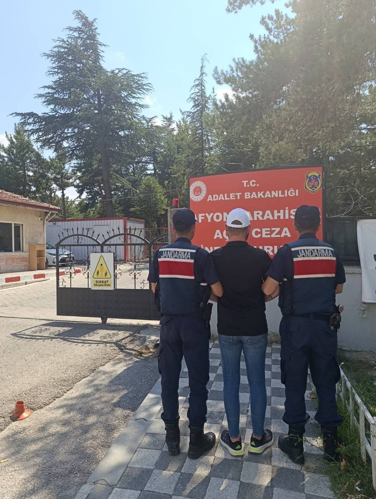 Afyon'da Huzur Operasyonu: Cinayet, Uyuşturucu ve Cinsel Suçlardan Arananlar Yakalandı