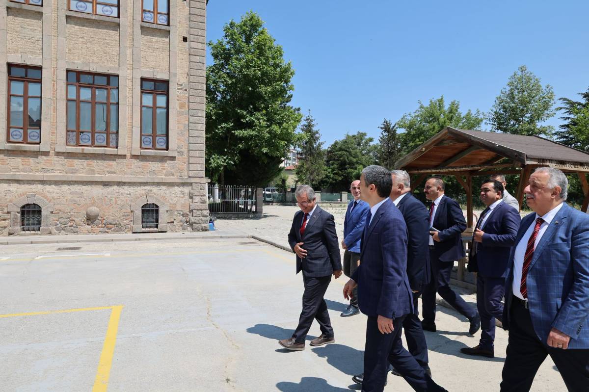 Vali Naci Aktaş, Afyon Lisesi'ndeki Restorasyon Çalışmalarını İnceledi