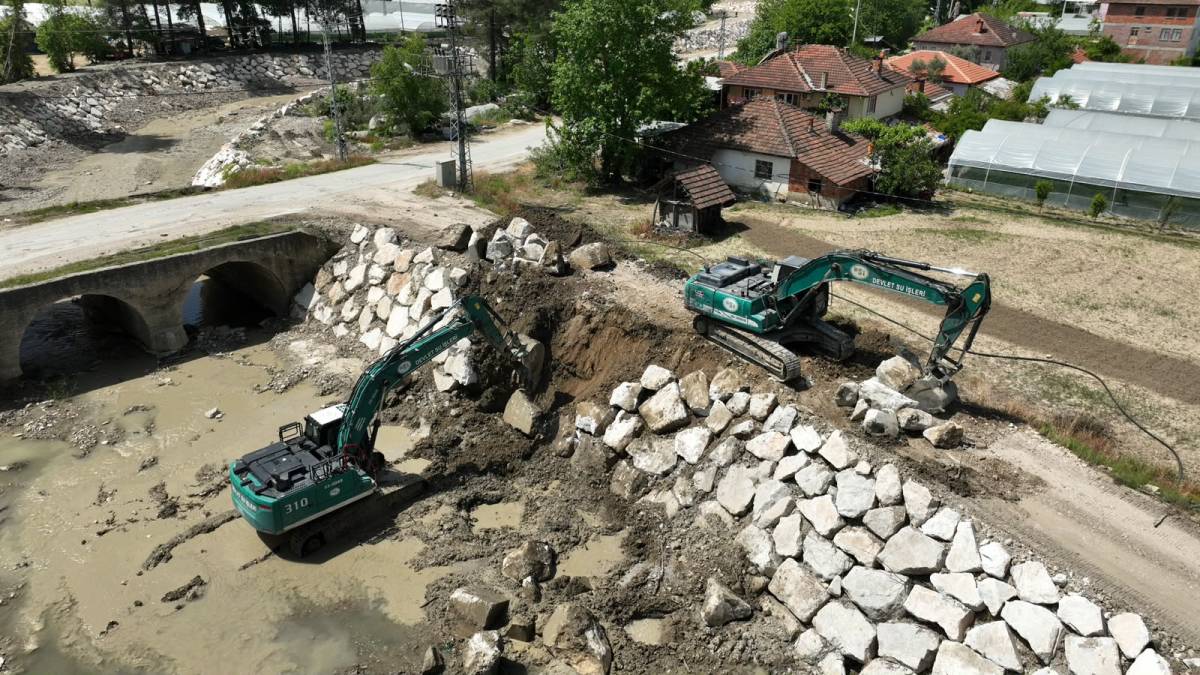 DSİ'nin Yeşil Karıncaları Afyon'da Sahada: Dere Temizlik Çalışmaları Sürüyor
