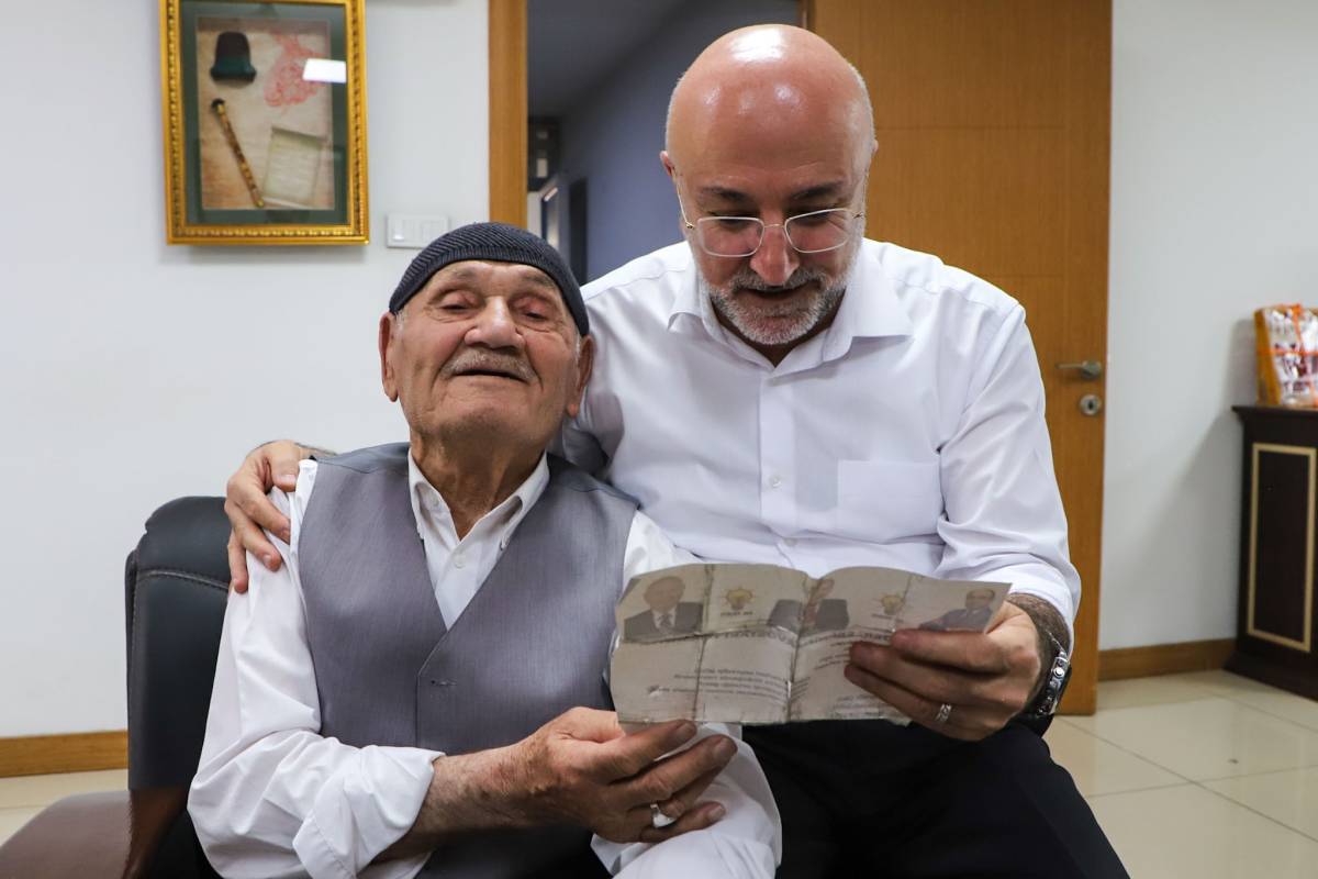 89 Yaşındaki Erdoğan Sevdalısı Afyonlu Hüseyin Amca, AK Parti'nin 25 Yıllık Hatıralarını Paylaştı