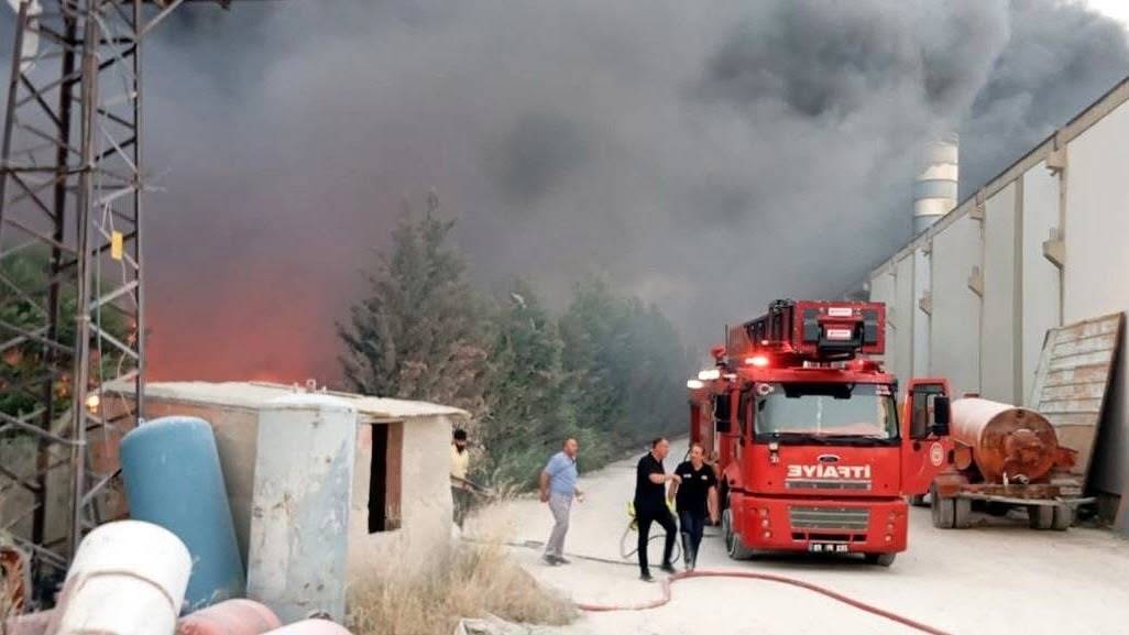 Afyon OSB'de Korkutan Yangın: Lastikler Alev Aldı, Yoğun Duman Gökyüzünü Kapladı