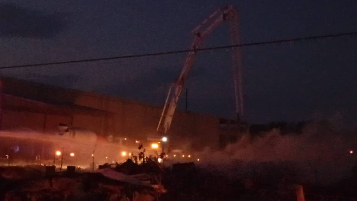 Afyon OSB'de Korkutan Yangın: Lastikler Alev Aldı, Yoğun Duman Gökyüzünü Kapladı