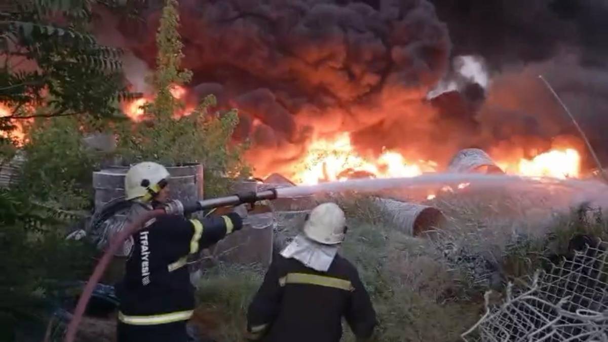 Afyon OSB'de Korkutan Yangın: Lastikler Alev Aldı, Yoğun Duman Gökyüzünü Kapladı