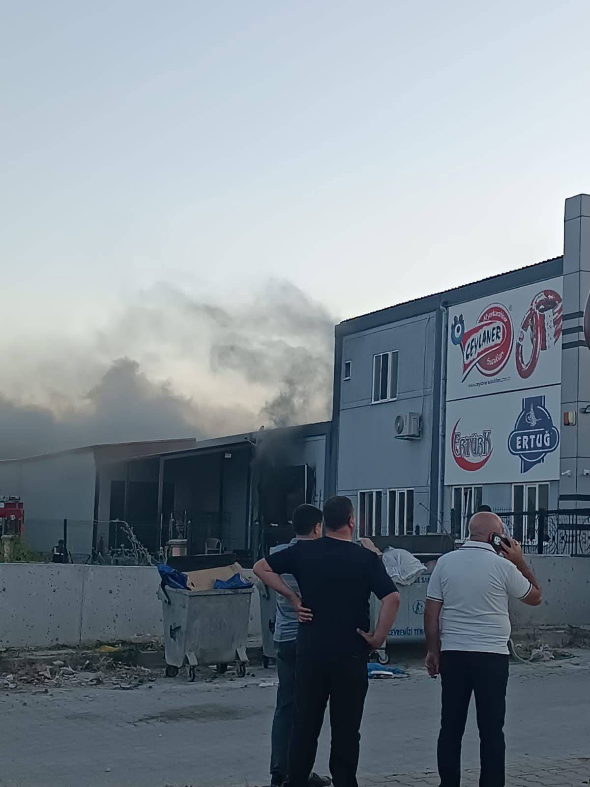 Şuhut Organize Sanayi'de Fabrika Yangını: İtfaiye Ekipleri Seferber Oldu