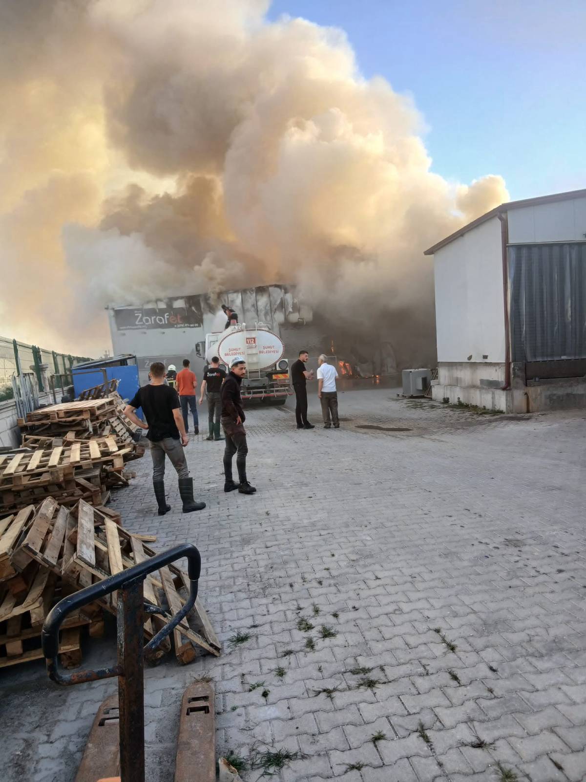 Şuhut Organize Sanayi'de Fabrika Yangını: İtfaiye Ekipleri Seferber Oldu