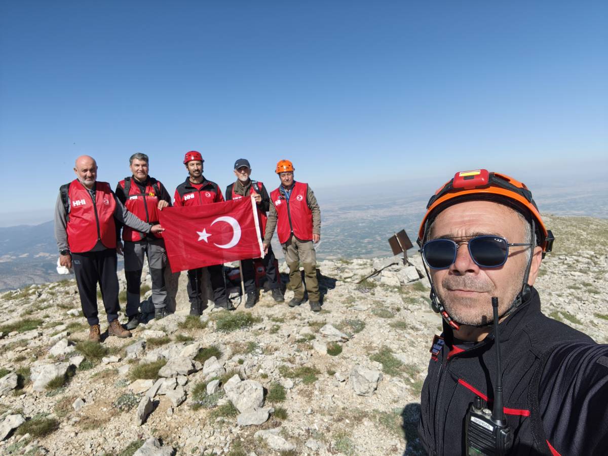 İHH Afyonkarahisar Ekibi 15 Temmuz Şehitleri İçin Zirveye Çıktı